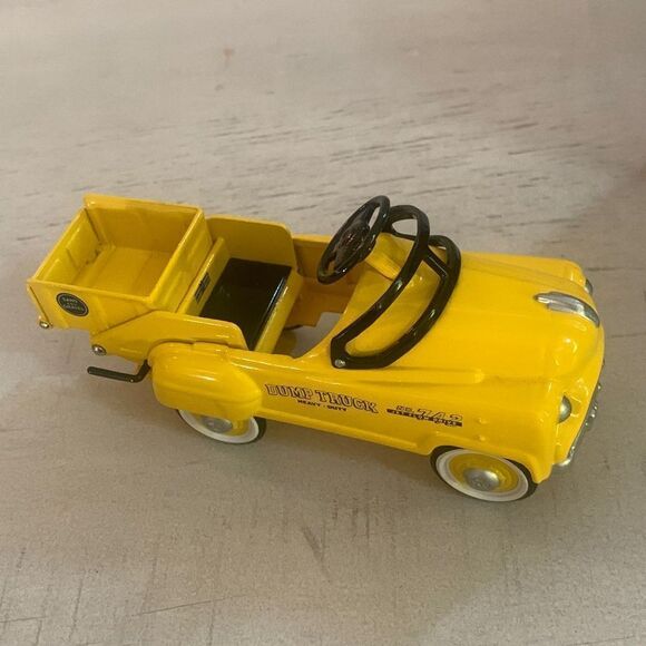 Hallmark 1997 Cast Iron Dump Truck - Picture 4 of 9